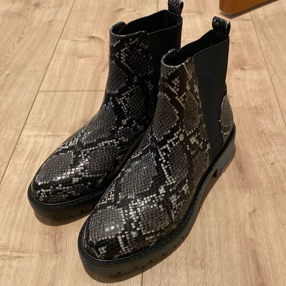 Steve Madden Grey Snake